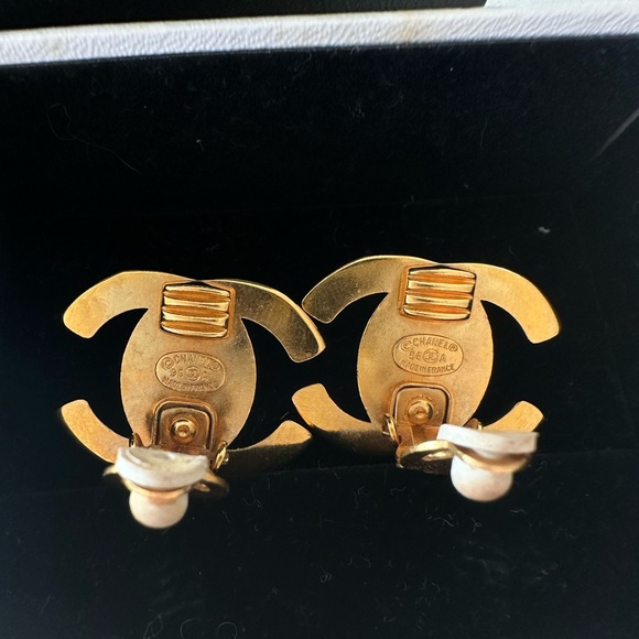 AUTH Chanel CC Turnlock Earrings Clip-On Gold Large - Picture 5 of 5